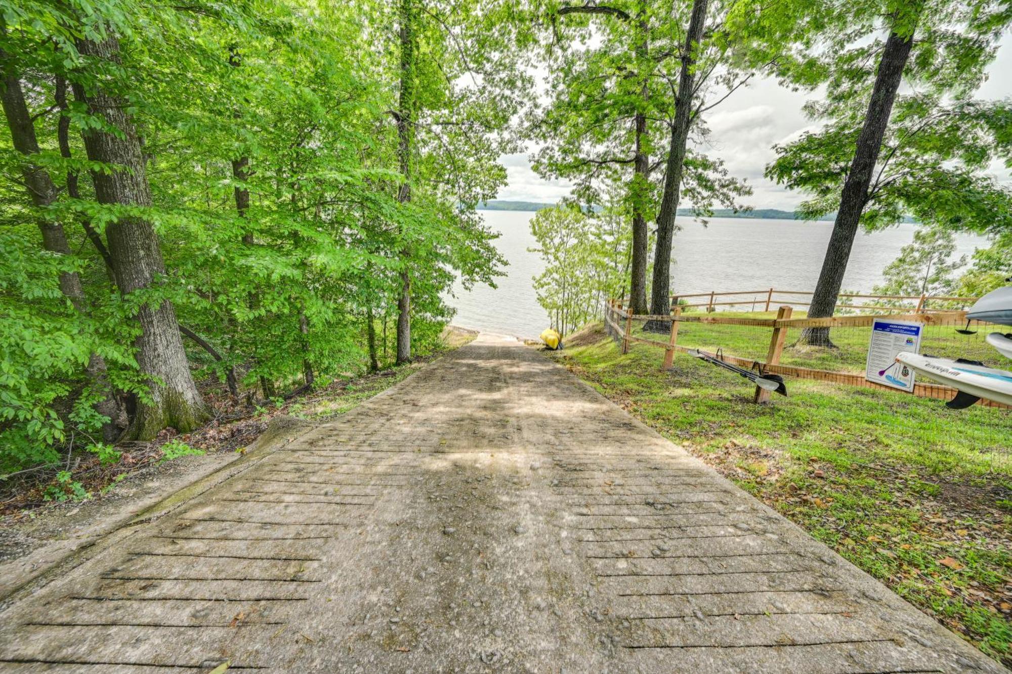 Fox Berry Hill - Lakefront With Dock, Launch & Hot Tub Waverly Exterior foto