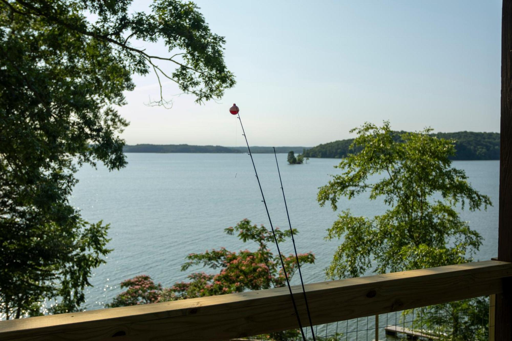 Fox Berry Hill - Lakefront With Dock, Launch & Hot Tub Waverly Exterior foto