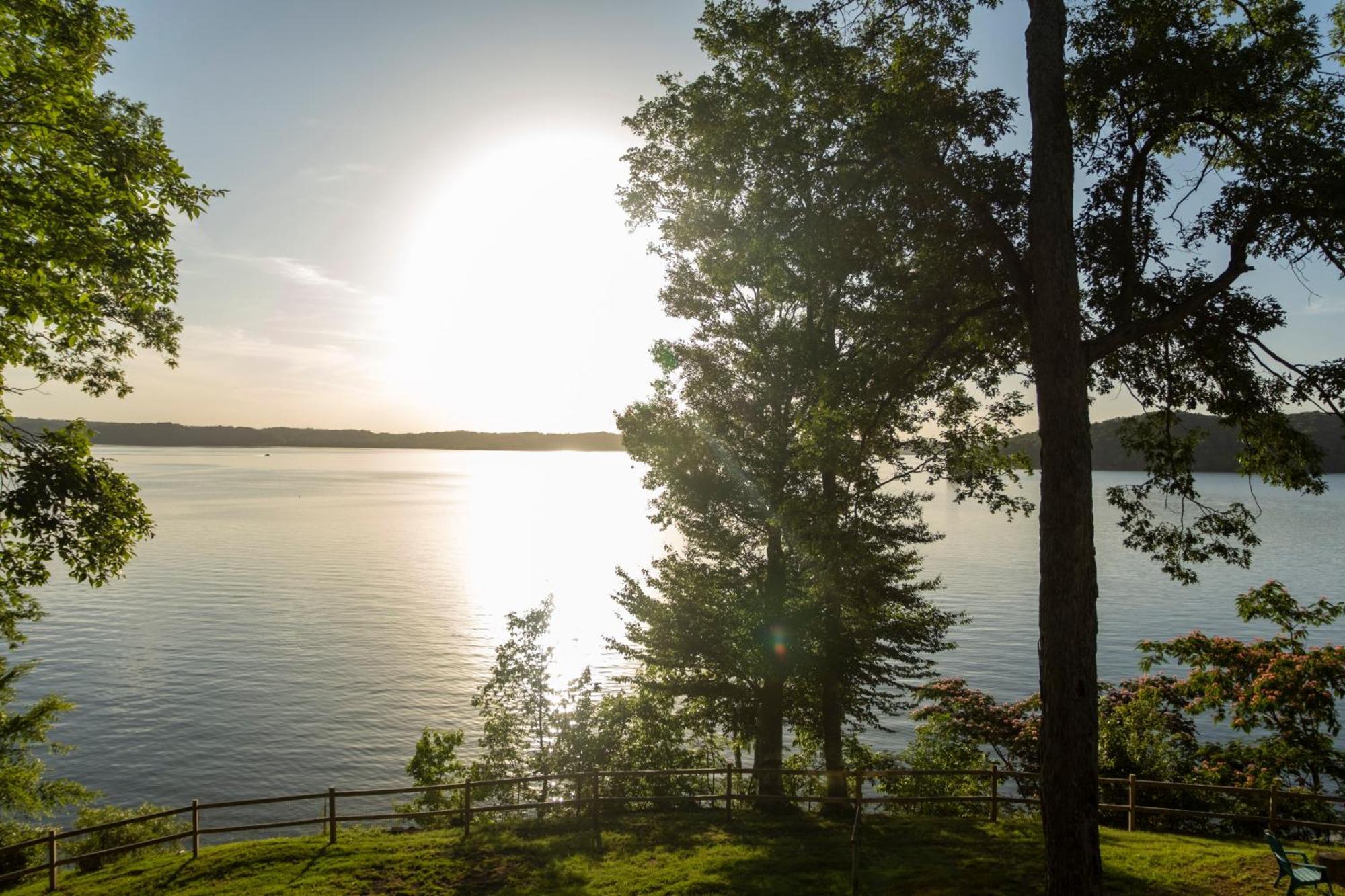 Fox Berry Hill - Lakefront With Dock, Launch & Hot Tub Waverly Exterior foto