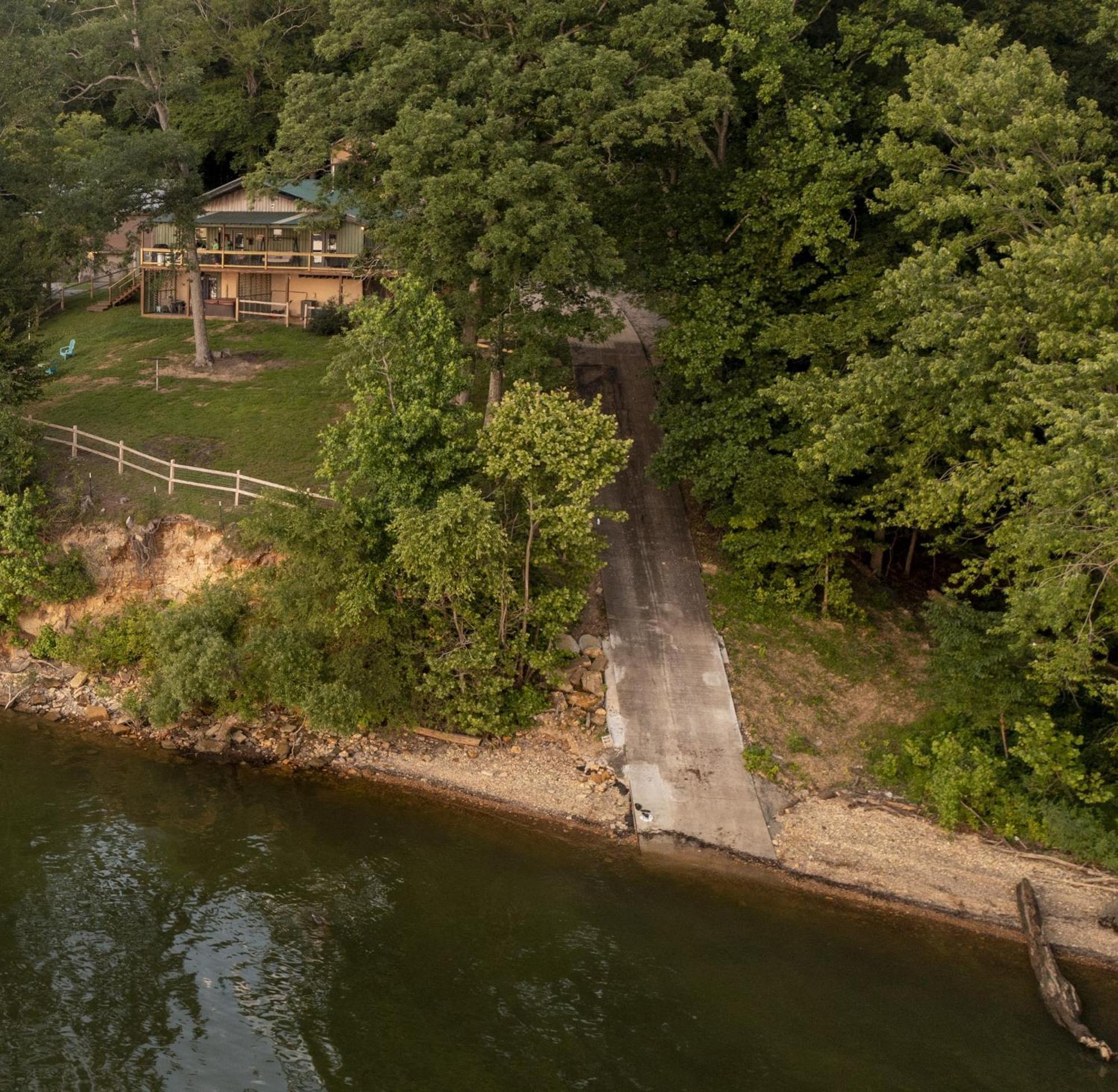 Fox Berry Hill - Lakefront With Dock, Launch & Hot Tub Waverly Exterior foto